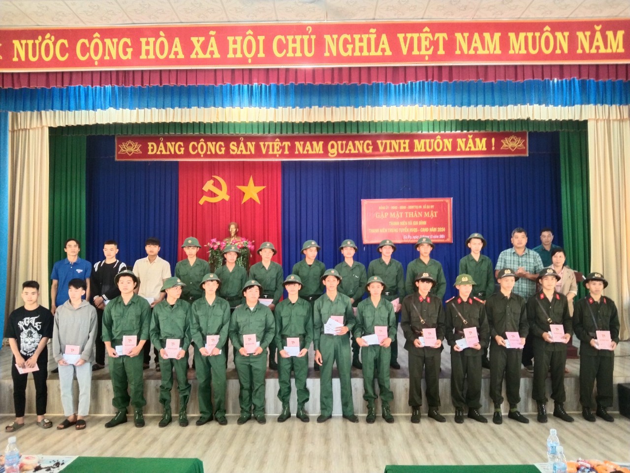 Hội đồng Nghĩa vụ quân sự Xã Ea Wy gặp mặt thanh niên sẵn sàng lên đường nhập ngũ năm 2024